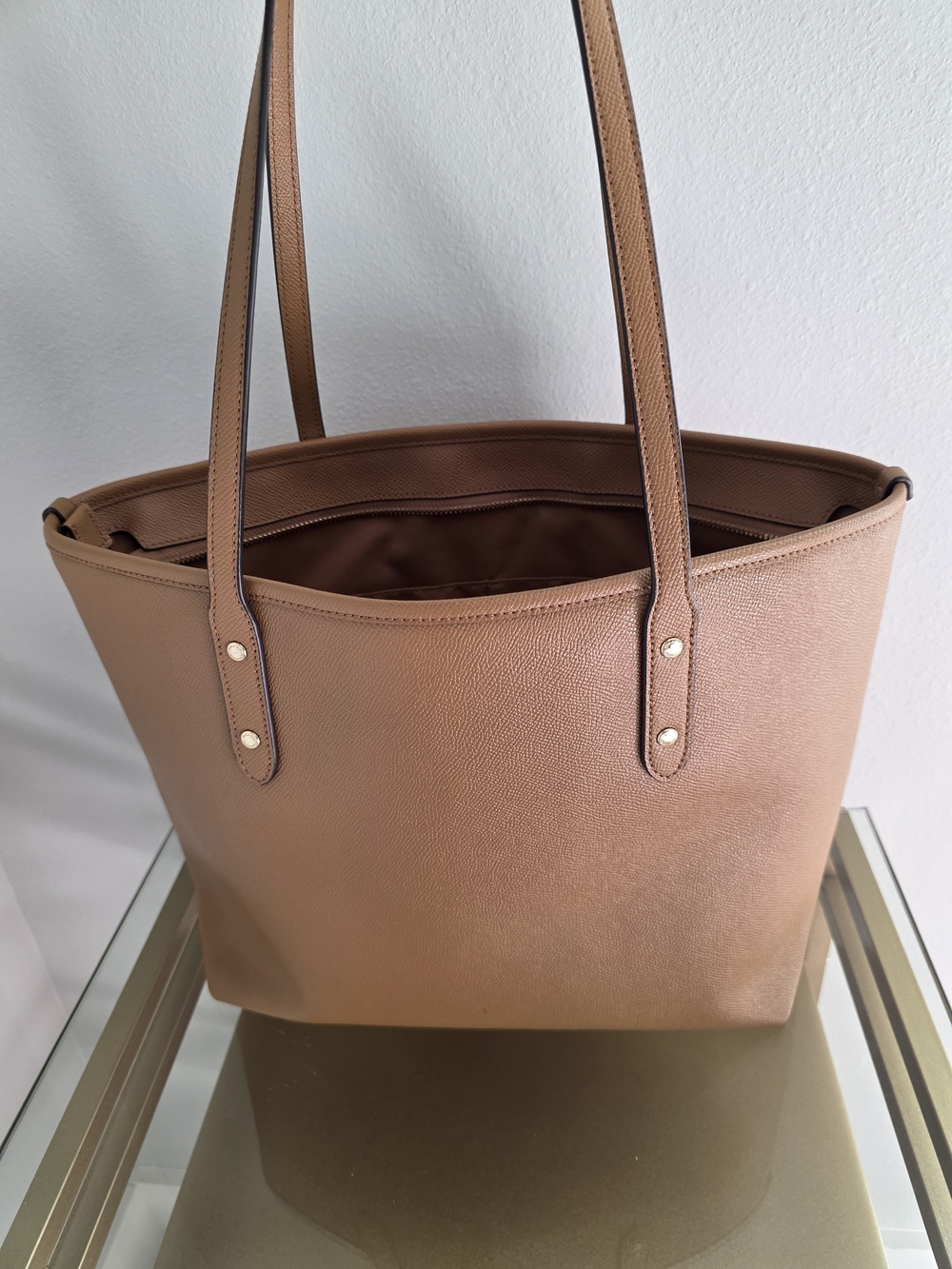 Coach Tan Leather Tote Bag - Classic Everyday Shoulder Bag - Picture 5 of 9